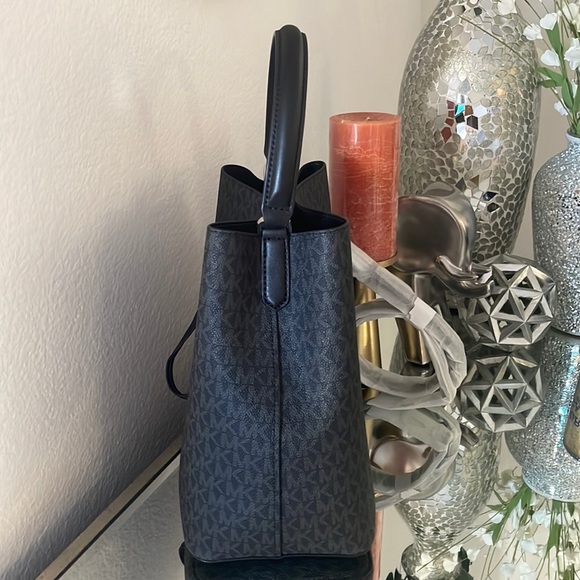 Michael Kors Large Bucket Messenger - Picture 6 of 10